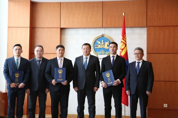 Шилдэг залуу эрдэм шинжилгээний ажилтан, судлаачдад Монгол Улсын Ерөнхийлөгчийн нэрэмжит шагнал гардуулав